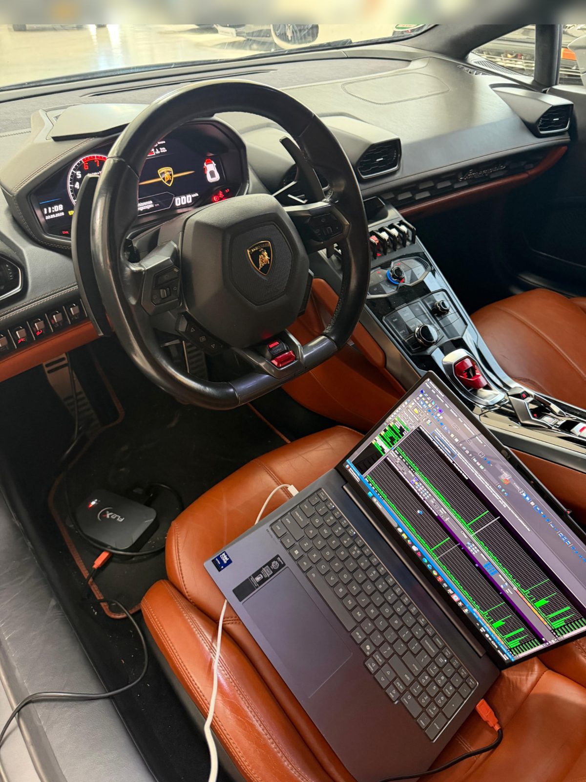 Techniker mit Laptop beim Auslesen des Steuergeräts über die Diagnoseschnittstelle